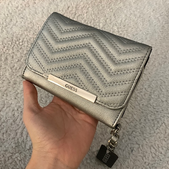 Guess Silver / Grey Leather Chevron Wristlet - Picture 3 of 17